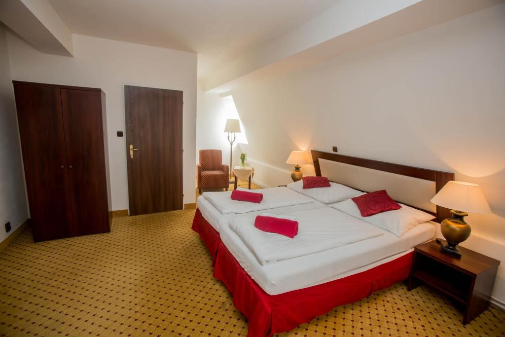 Postel nebo postele na pokoji v ubytování Hotel Koliba