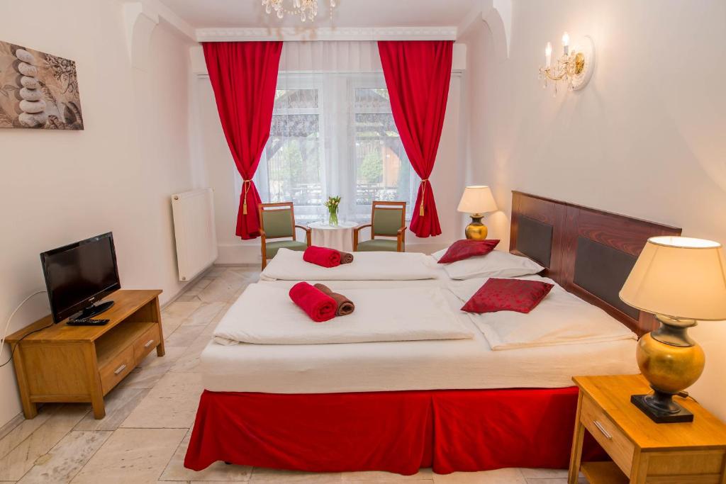 Postel nebo postele na pokoji v ubytování Hotel Koliba
