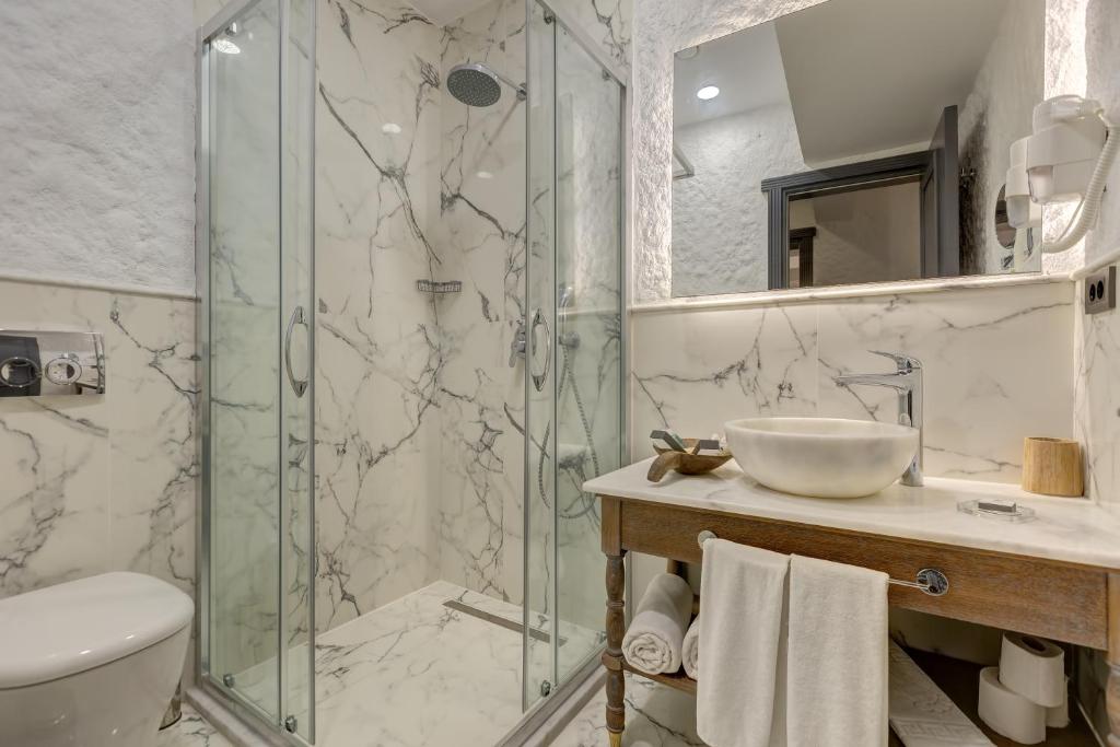 A bathroom at Alachi Hotel