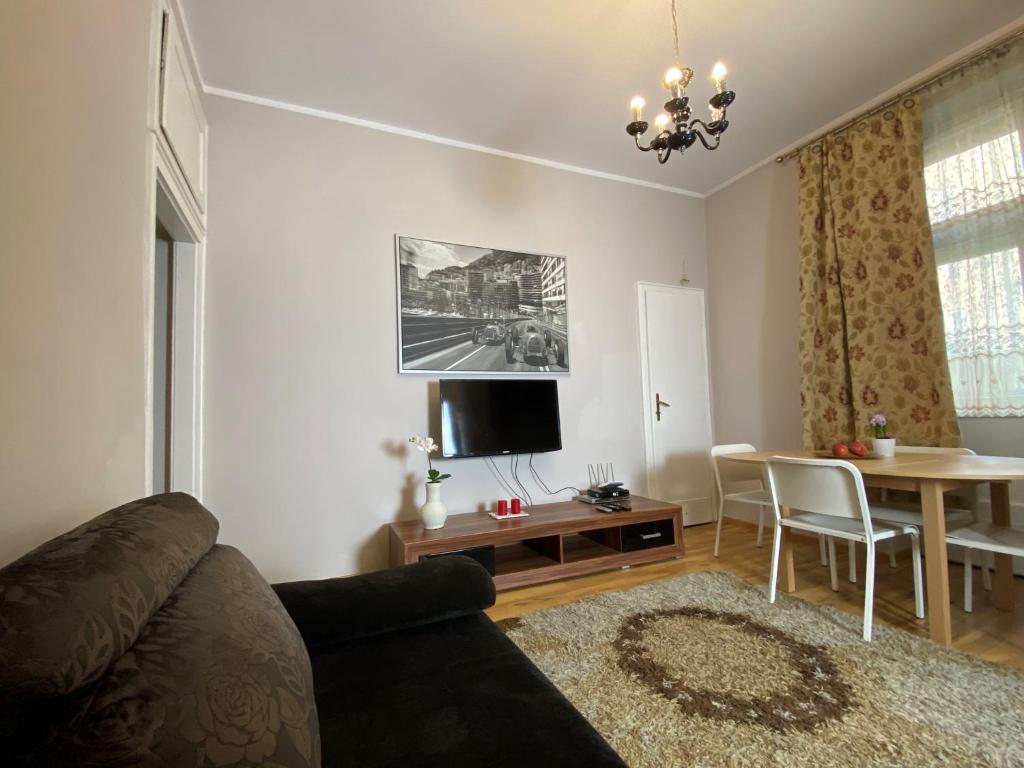 Televízia a/alebo spoločenská miestnosť v ubytovaní P&J Apartamenty Św. Krzyża