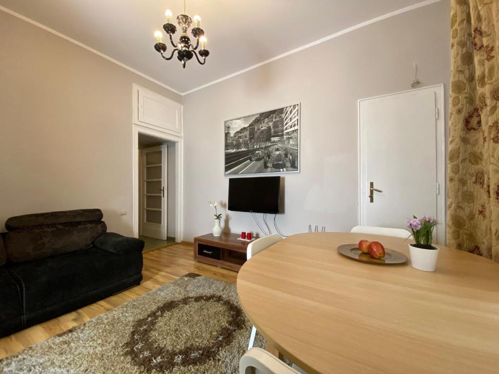 Televízia a/alebo spoločenská miestnosť v ubytovaní P&J Apartamenty Św. Krzyża