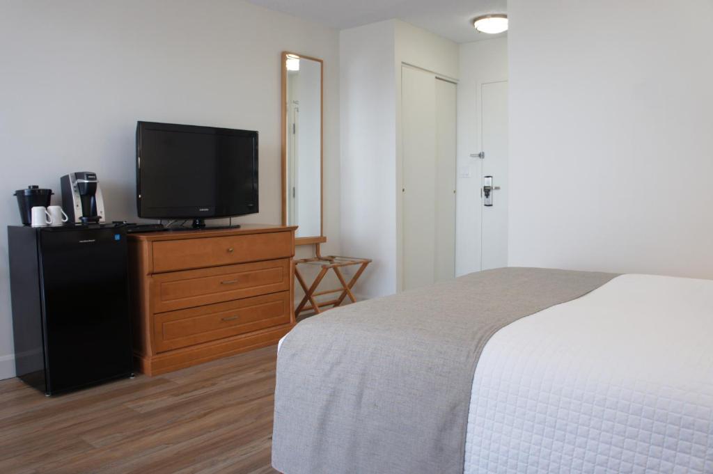 Postel nebo postele na pokoji v ubytování Hôtel Castel