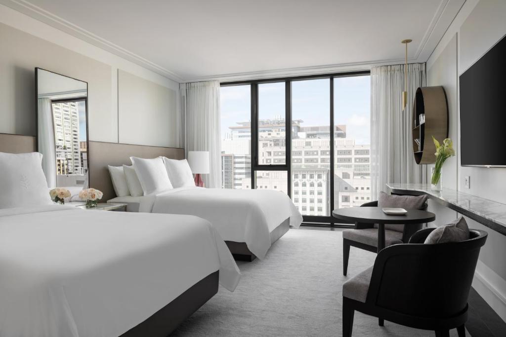 Postel nebo postele na pokoji v ubytování Four Seasons Hotel Montreal