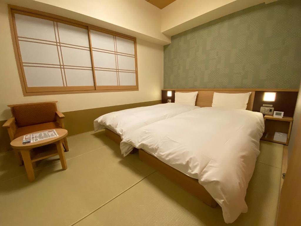 Tempat tidur dalam kamar di Onyado Nono Nara Natural Hot Spring