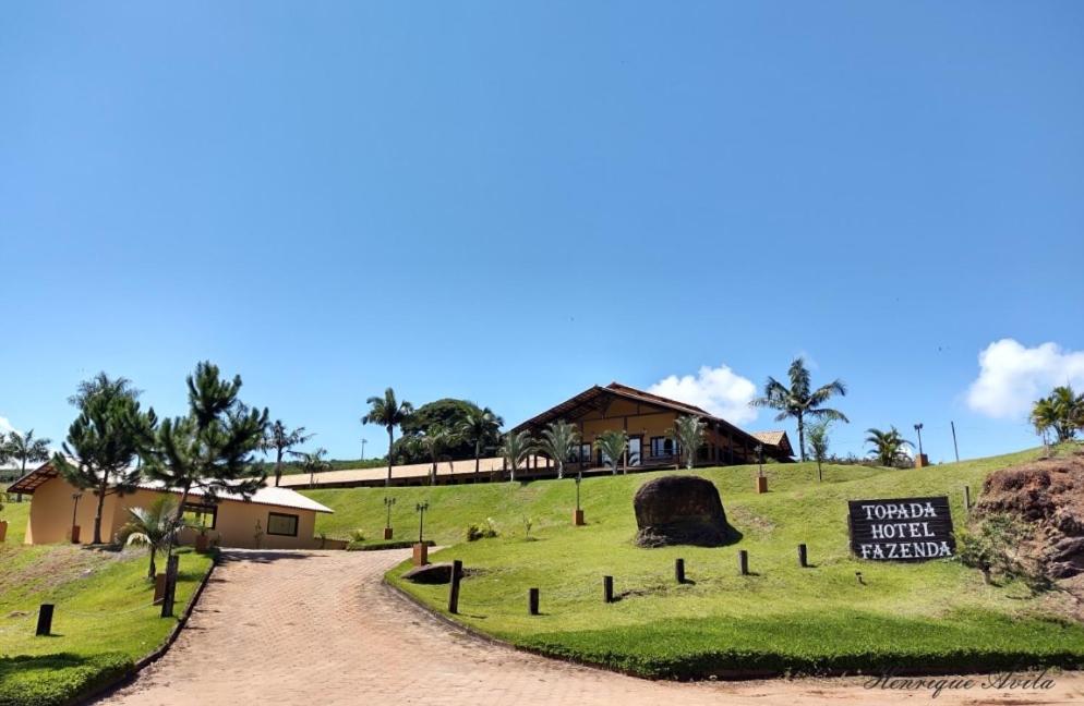 a dirt road with a sign that reads thank you for your memory at Hotel Fazenda Topada in Baependi