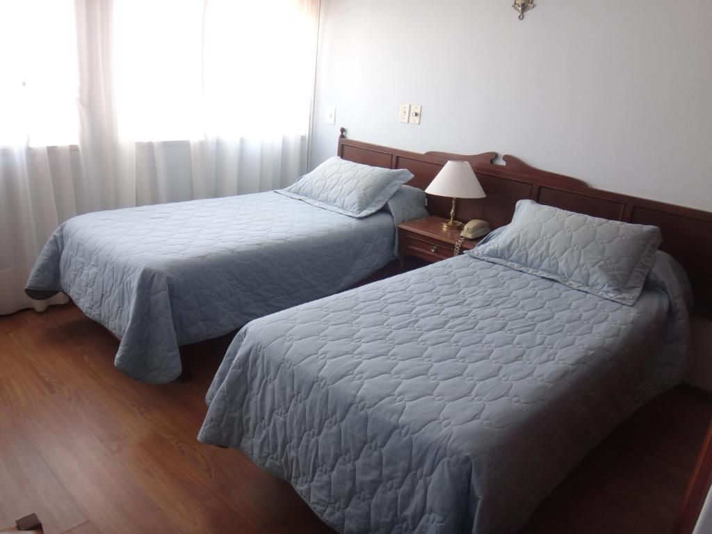 Postel nebo postele na pokoji v ubytování Hotel Alhambra