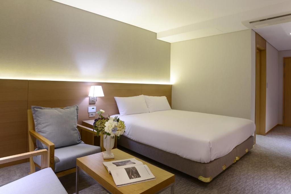 Postel nebo postele na pokoji v ubytování Astar Hotel