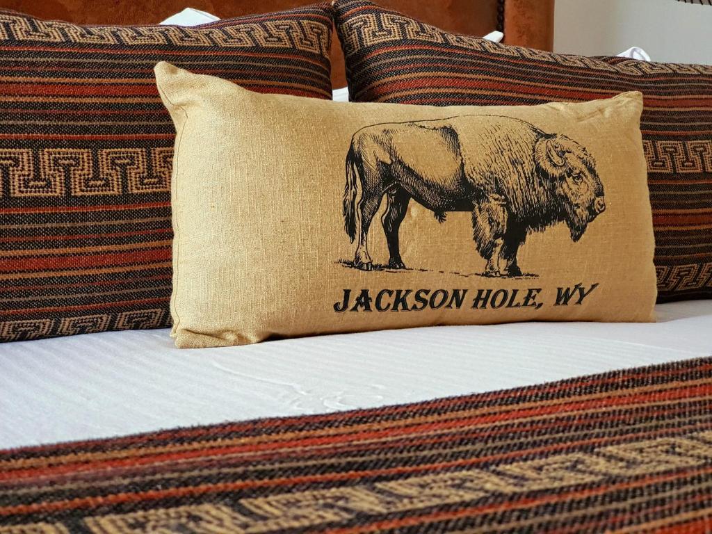 Postel nebo postele na pokoji v ubytování Parkway Inn of Jackson Hole
