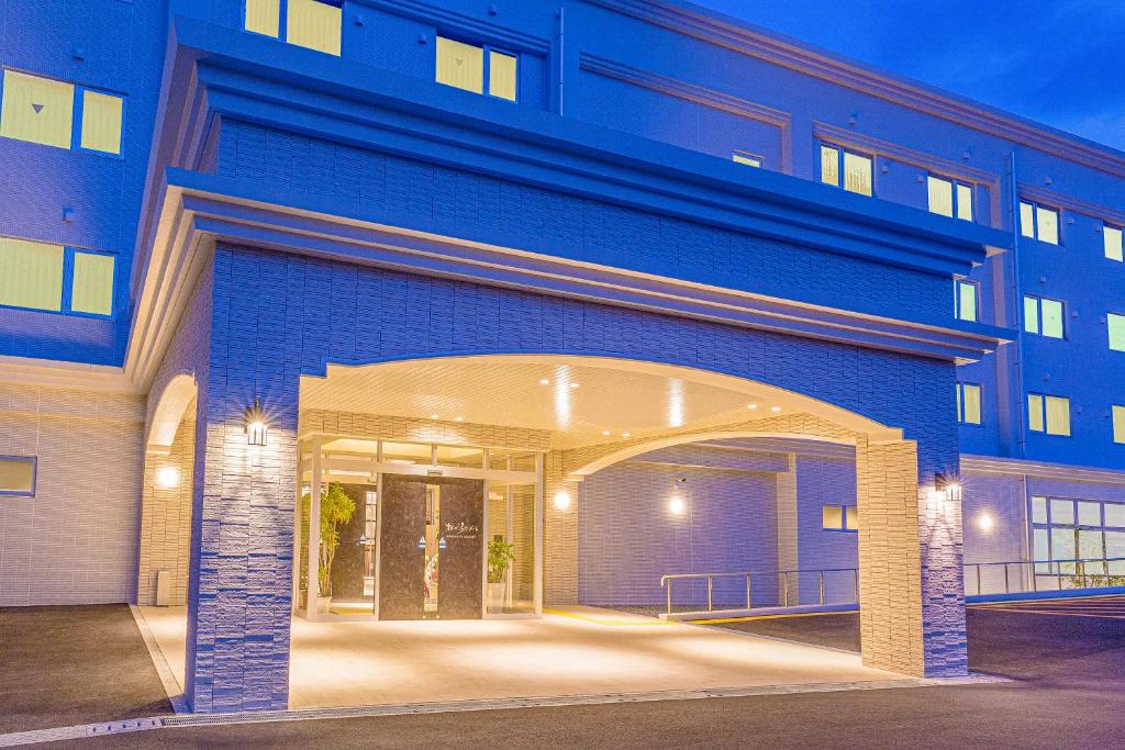 別府的住宿－Morinoyu Resort，前面有拱门的蓝色建筑