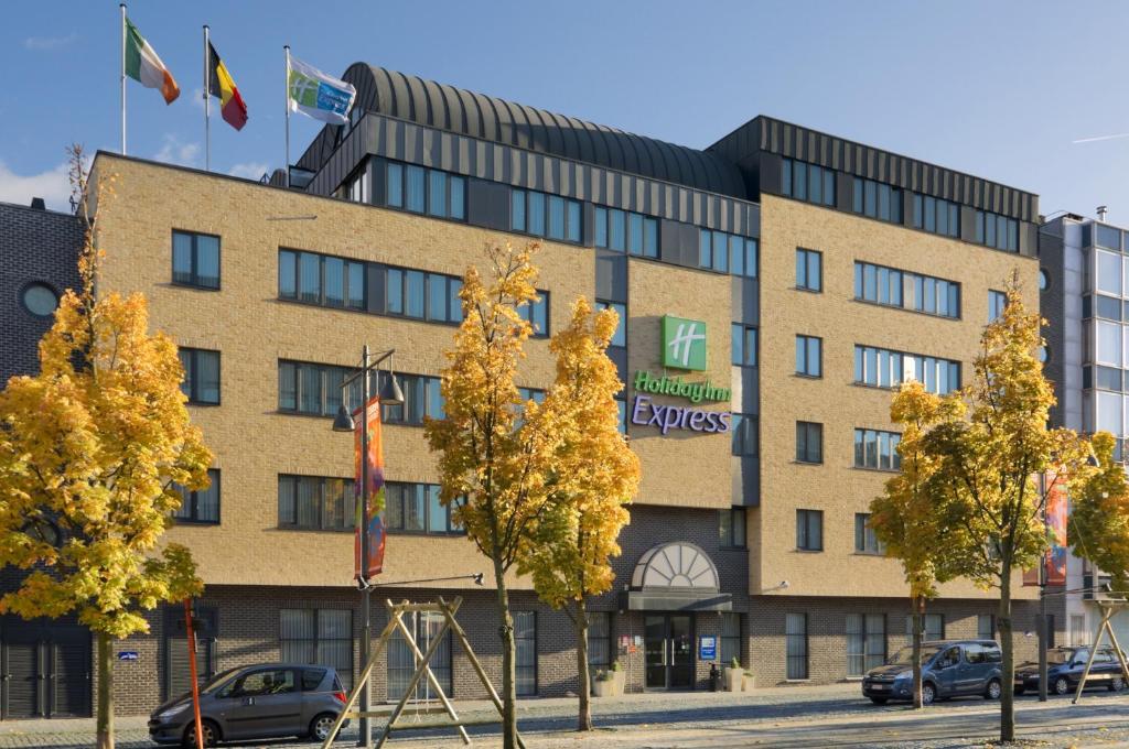 una vista externa del Aston Express hotel en Holiday Inn Express Hasselt, an IHG Hotel en Hasselt