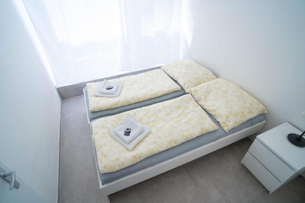 Postel nebo postele na pokoji v ubytování Apartments Kopečná with parking