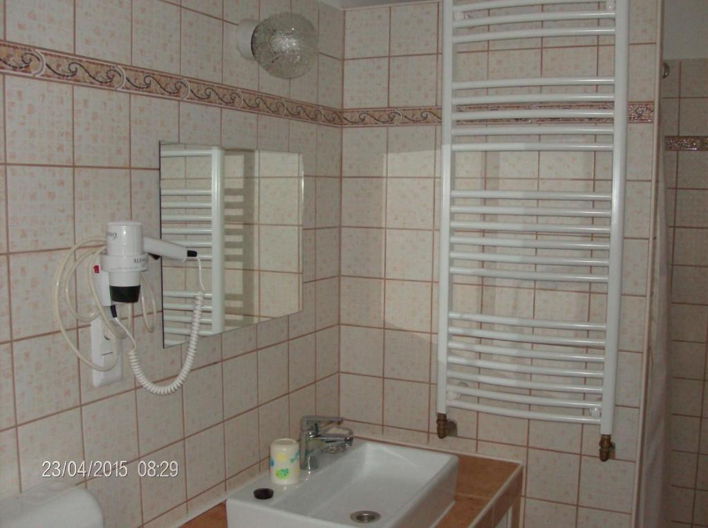 赫維茲的住宿－Magnolia Apartman，一间带水槽和镜子的浴室