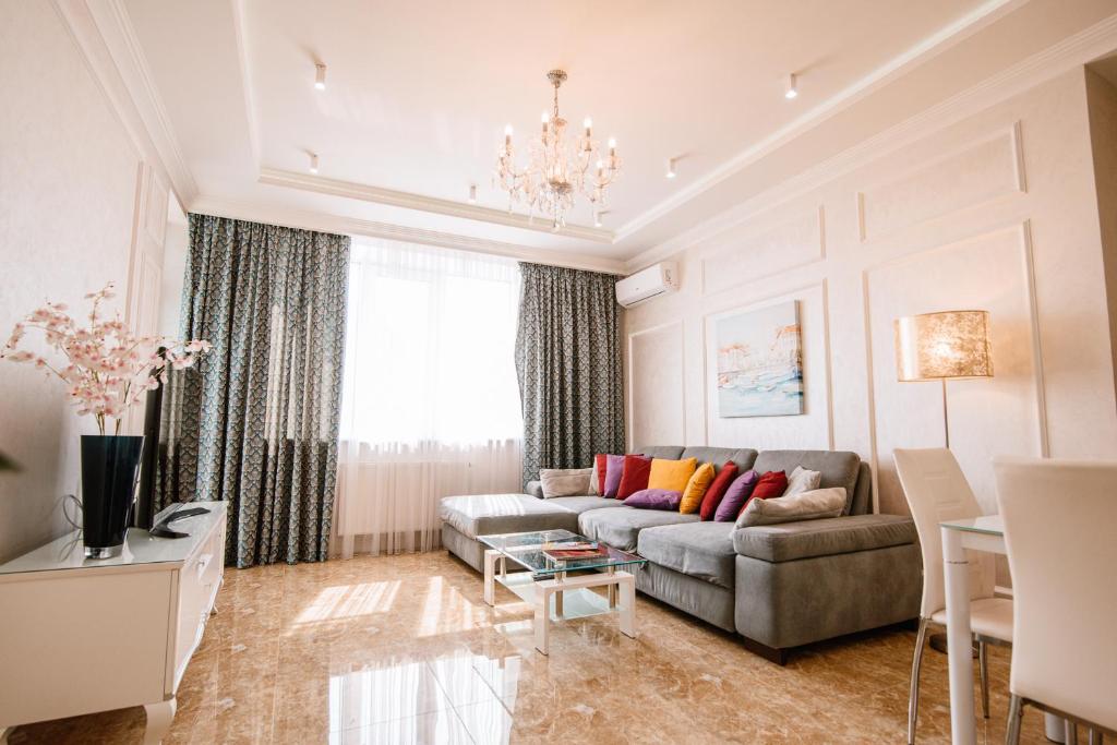 ein Wohnzimmer mit einem Sofa und einem Tisch in der Unterkunft Luxury for business & pleasure Royal 1 in Kiew