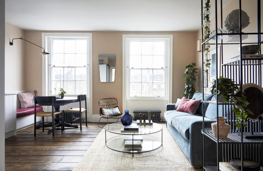 Luxurious 1 Bedroom Apartment - minutes from Angel Tube St. في لندن: غرفة معيشة مع أريكة وطاولة