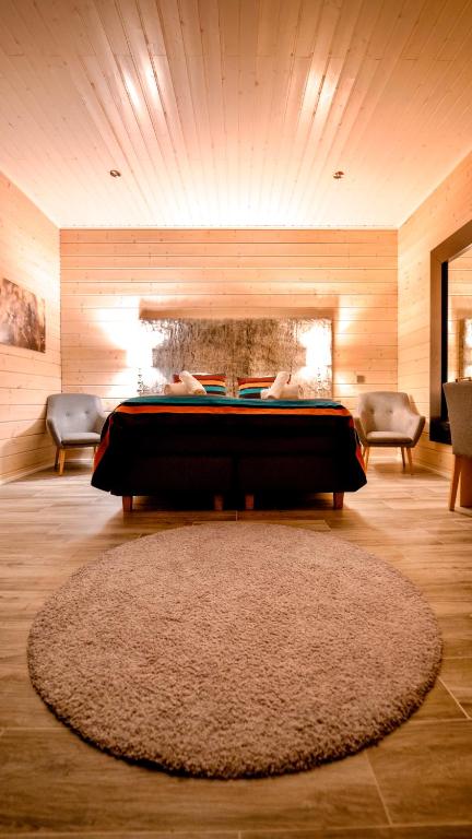 Een zitgedeelte bij Wilderness Hotel Muotka & Igloos