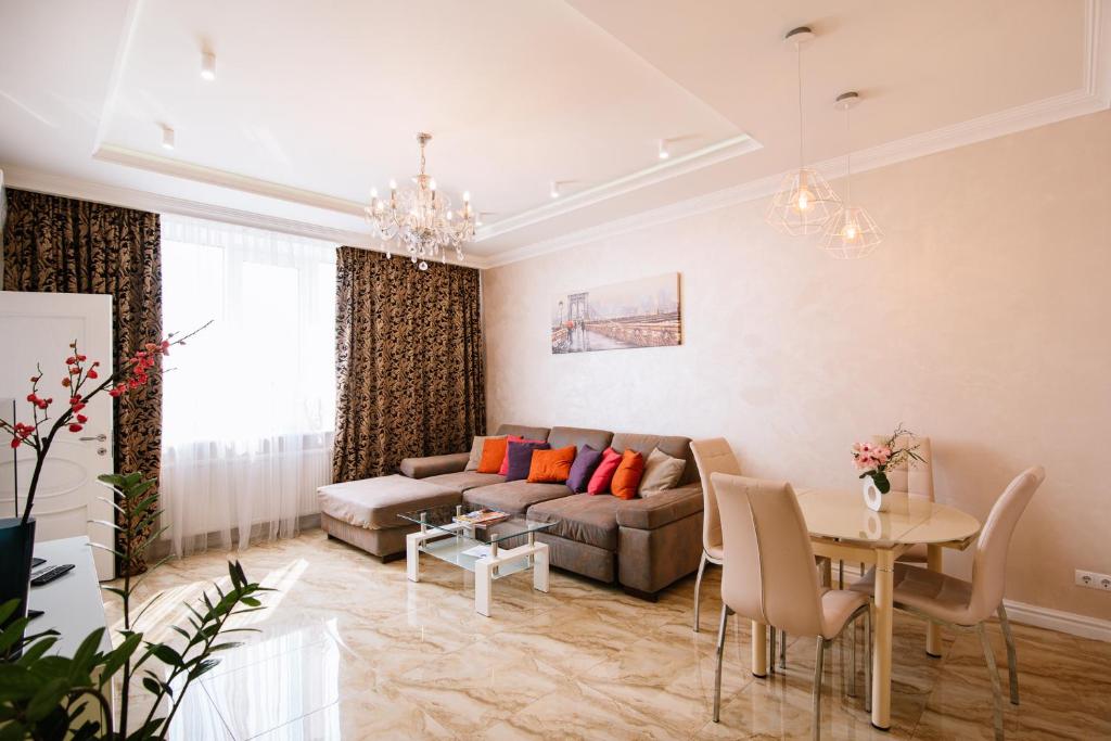 sala de estar con sofá y mesa en Luxury for business & pleasure Royal 3, en Kiev