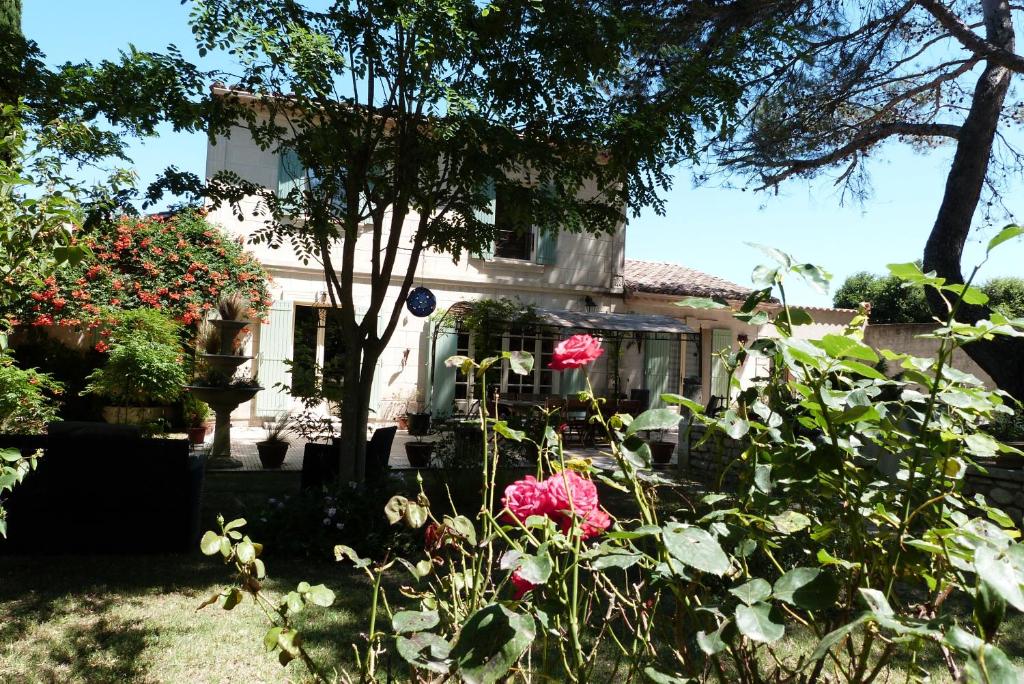 a house with pink flowers in front of it at Le Mas du Lac in Saint-Rémy-de-Provence