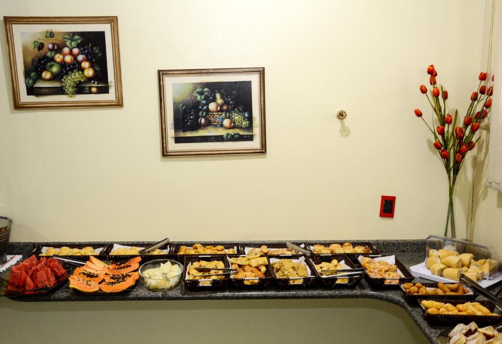 ein Buffet mit verschiedenen Speisen in der Unterkunft Hotel Goiânia in Tucuruí