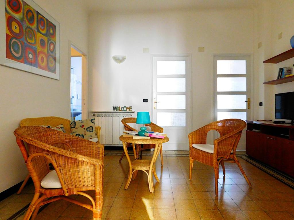 A television and/or entertainment centre at Welcome to alma's house, Levanto