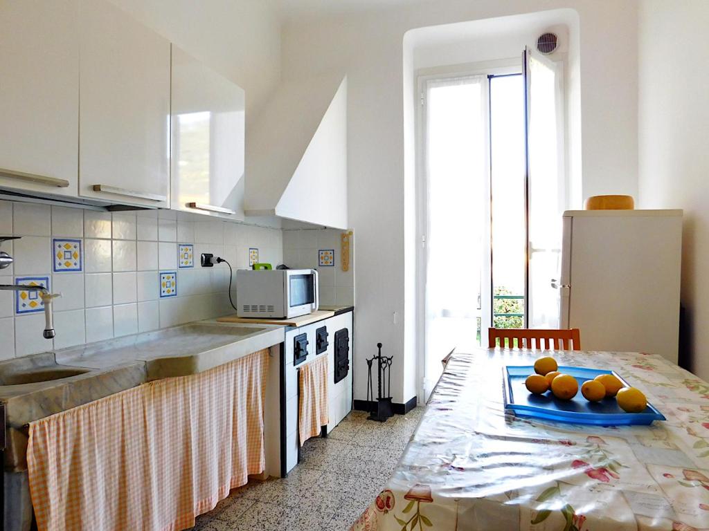 A kitchen or kitchenette at Welcome to alma's house, Levanto