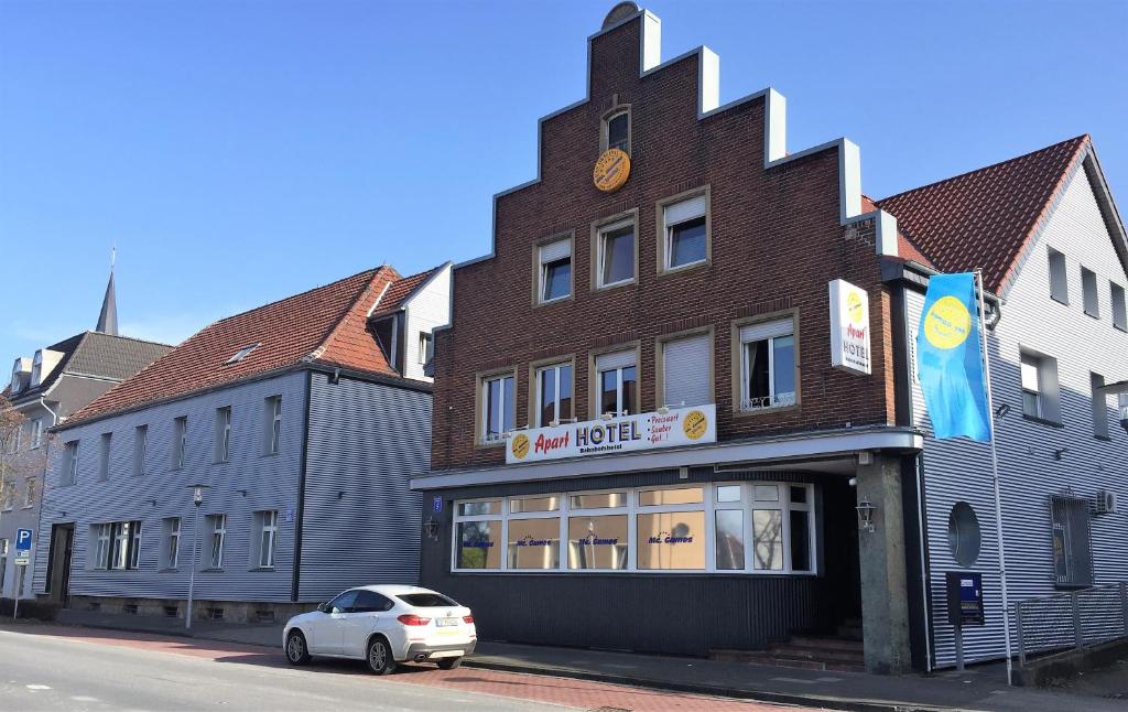 une petite voiture garée devant un bâtiment dans l'établissement Casino Hotel Neubeckum, à Neubeckum