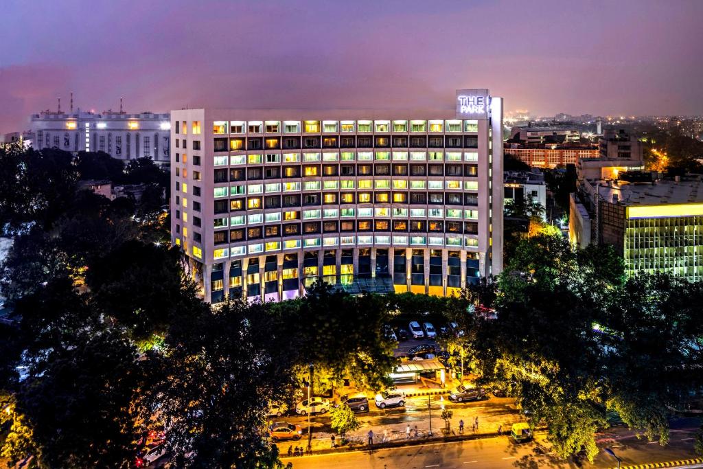 un gran edificio blanco en una ciudad por la noche en The Park New Delhi, en Nueva Delhi