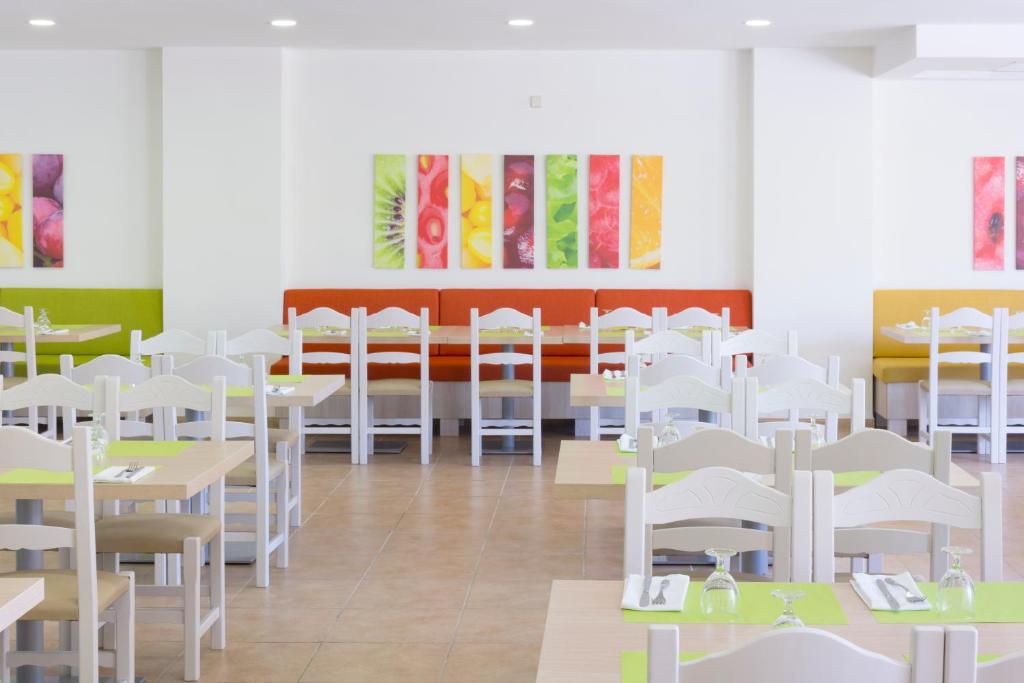 Un restaurante o sitio para comer en HSM Club Torre Blanca