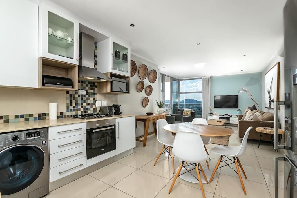 Η κουζίνα ή μικρή κουζίνα στο The Apex Rosebank - Building with generator