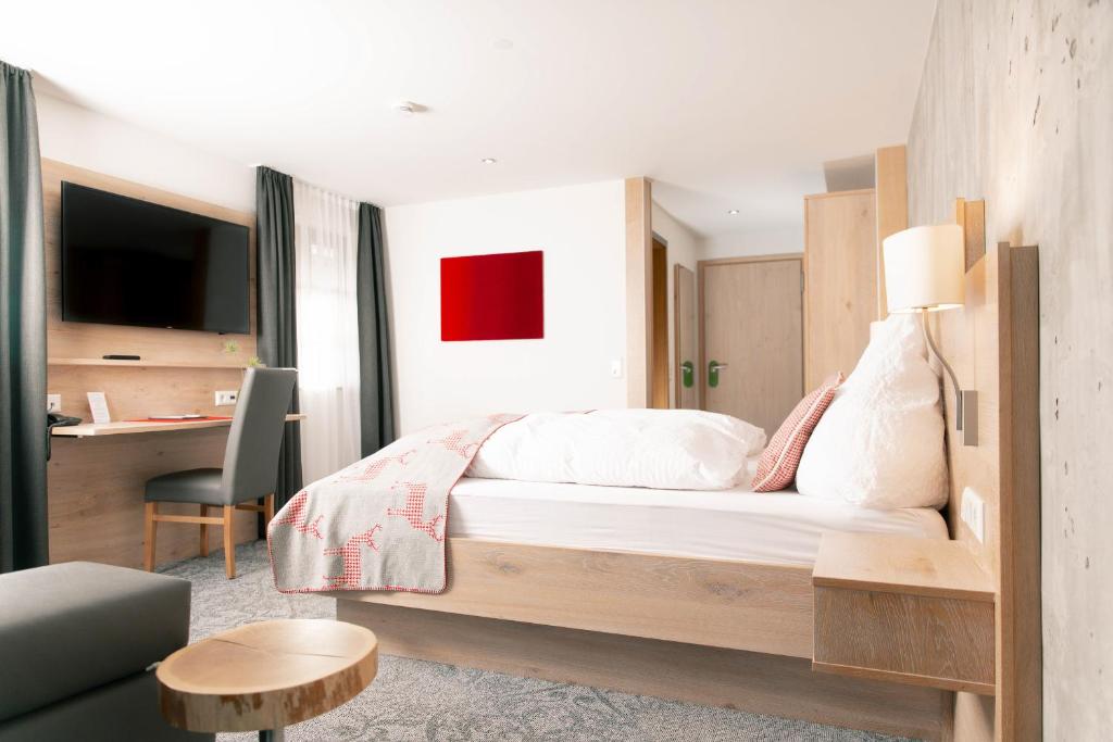 Postel nebo postele na pokoji v ubytování Genusshotel Hirschen - Erholung im Grünen (Südschwarzwald)