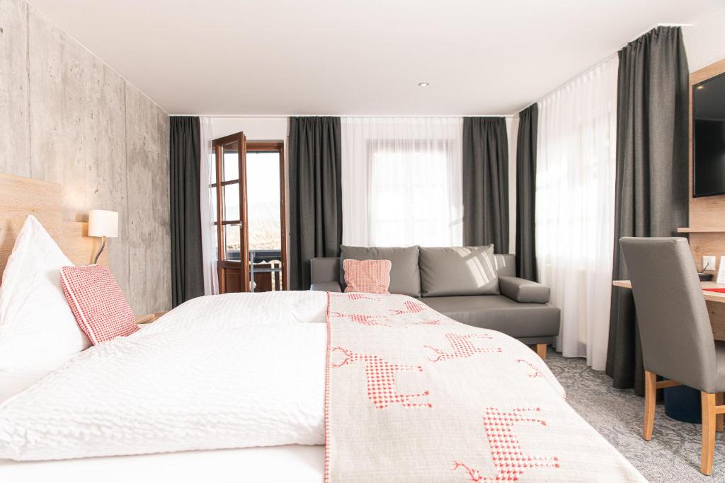 Postel nebo postele na pokoji v ubytování Genusshotel Hirschen - Erholung im Grünen (Südschwarzwald)