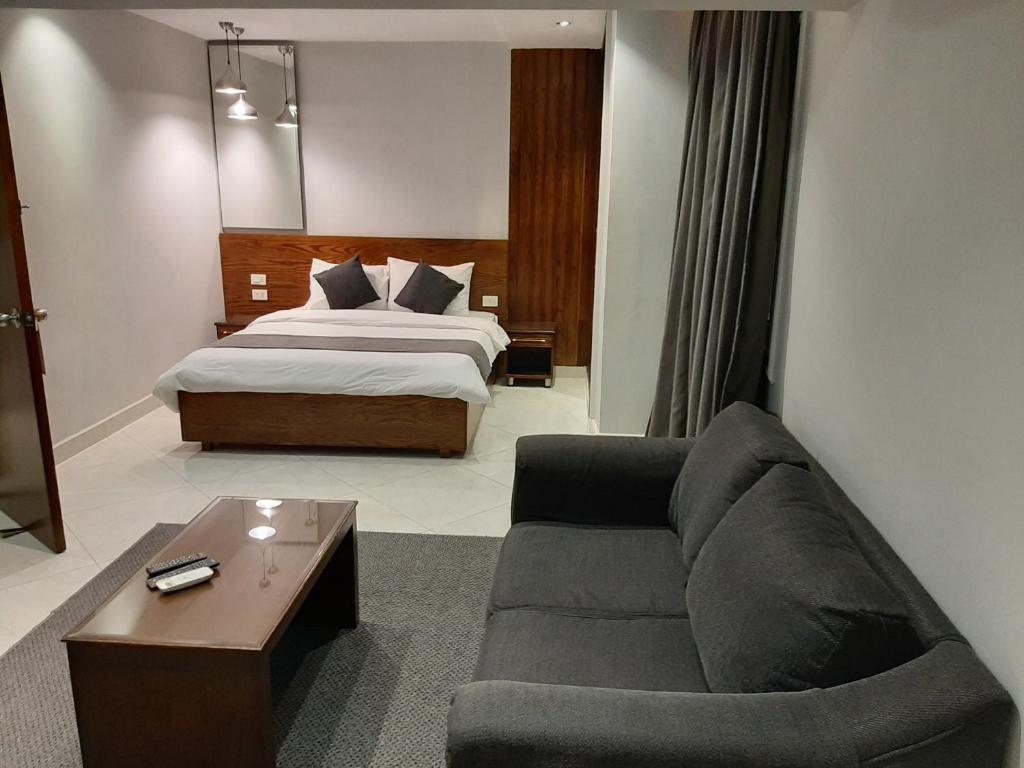 Postel nebo postele na pokoji v ubytování Nakhil Inn Residence