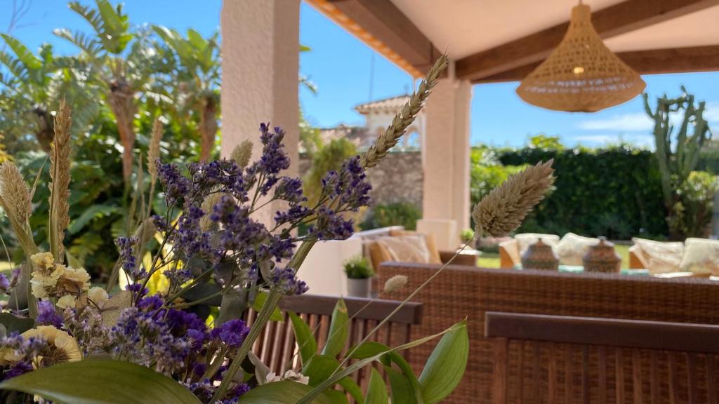 Ogród w obiekcie Puerto Marina Villa