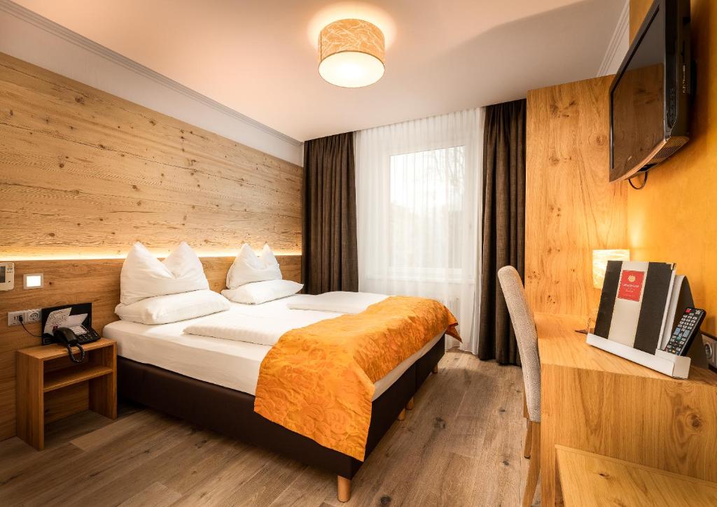 Postel nebo postele na pokoji v ubytování Leipziger Hof Innsbruck