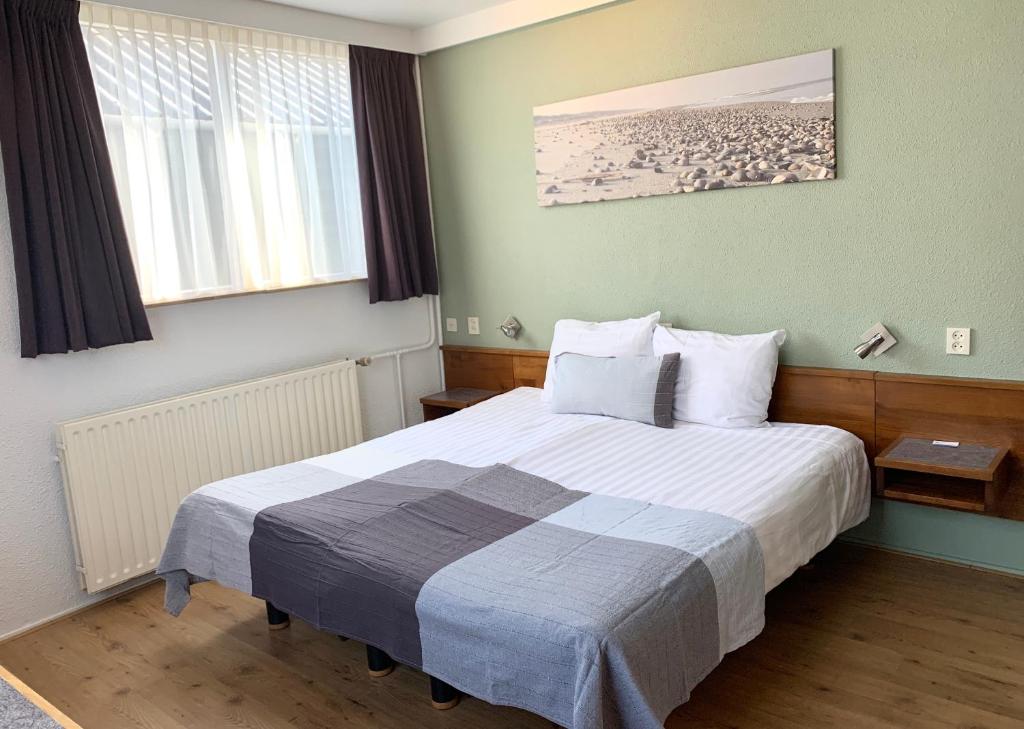 Postel nebo postele na pokoji v ubytování DuinHotel Texel
