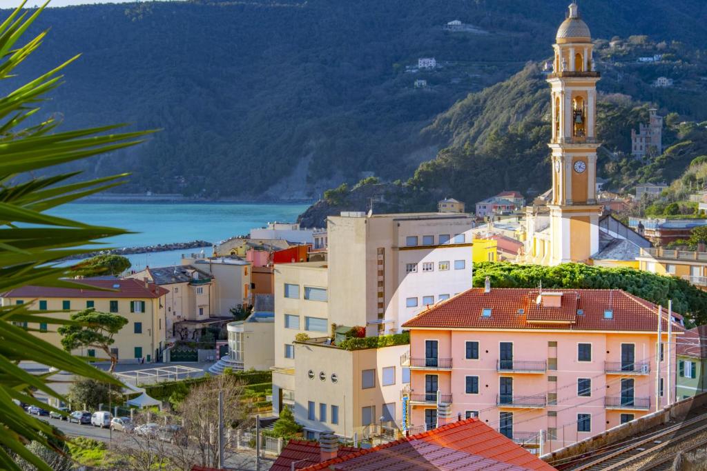 Blick auf eine Stadt mit einem Uhrturm in der Unterkunft Hotel Residence Paradiso in Moneglia
