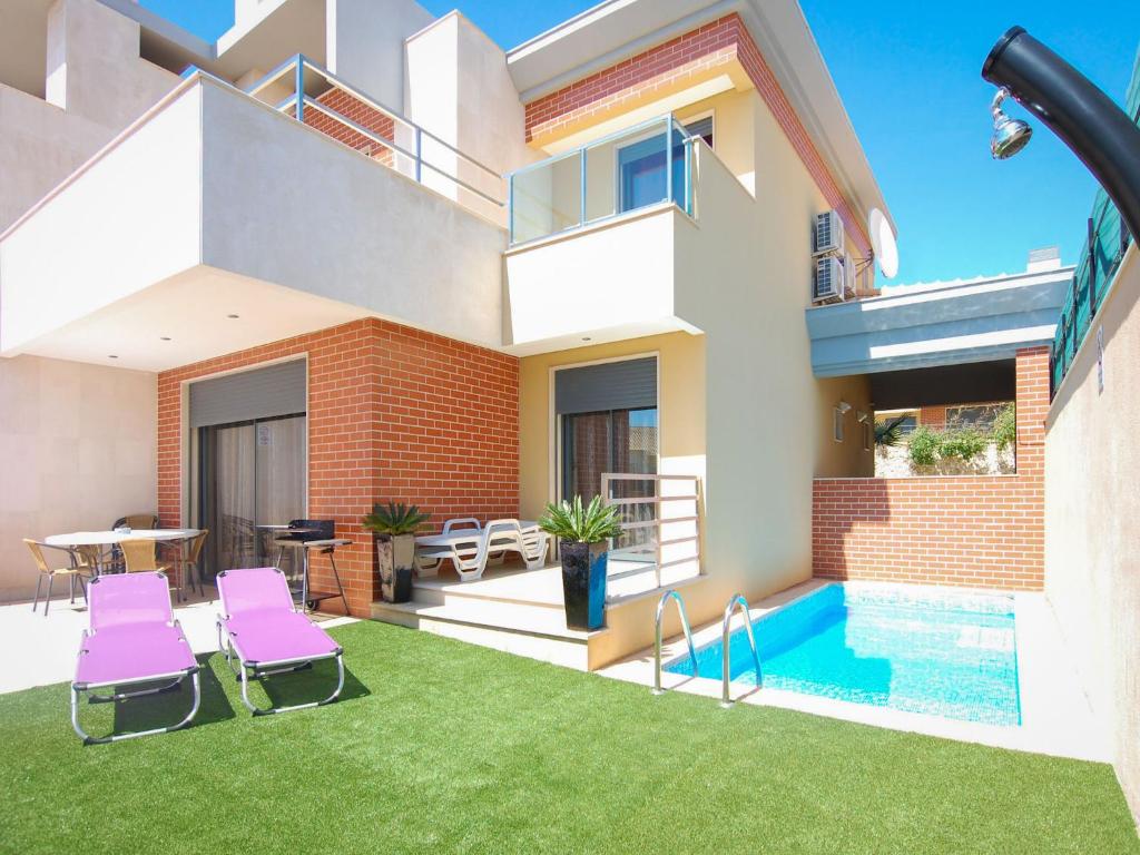 a house with a backyard with a swimming pool at V4, Villa Jardins Branqueira3 near Beach, Albufeira in Albufeira