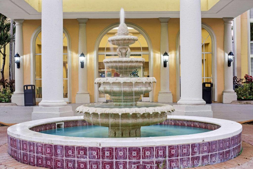 a fountain in the middle of a building at La Quinta Inn & Suites by Wyndham Sunrise in Sunrise