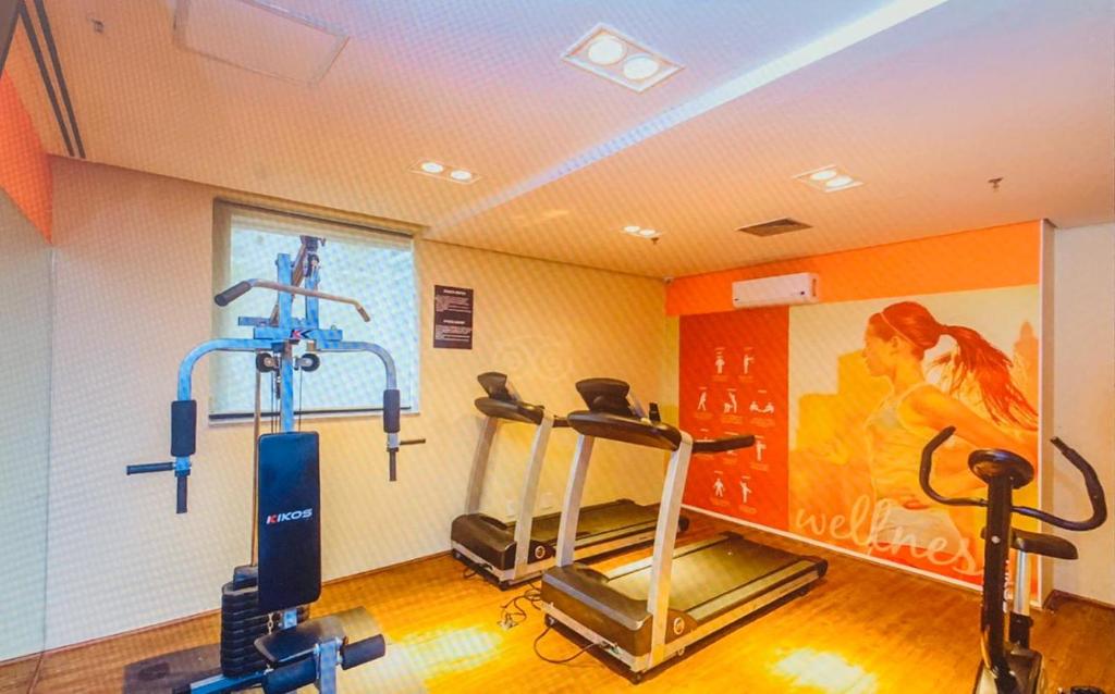 einen Fitnessraum mit zwei Laufbändern in einem Zimmer in der Unterkunft Jardim Paulista Apartamento com Vista in São Paulo