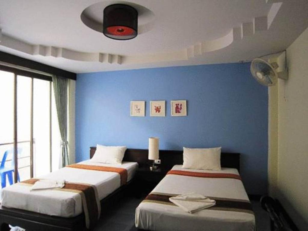 Postel nebo postele na pokoji v ubytování J Hotel