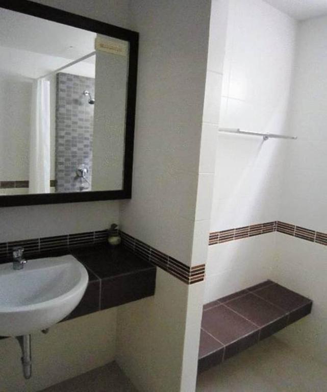 Koupelna v ubytování J Hotel