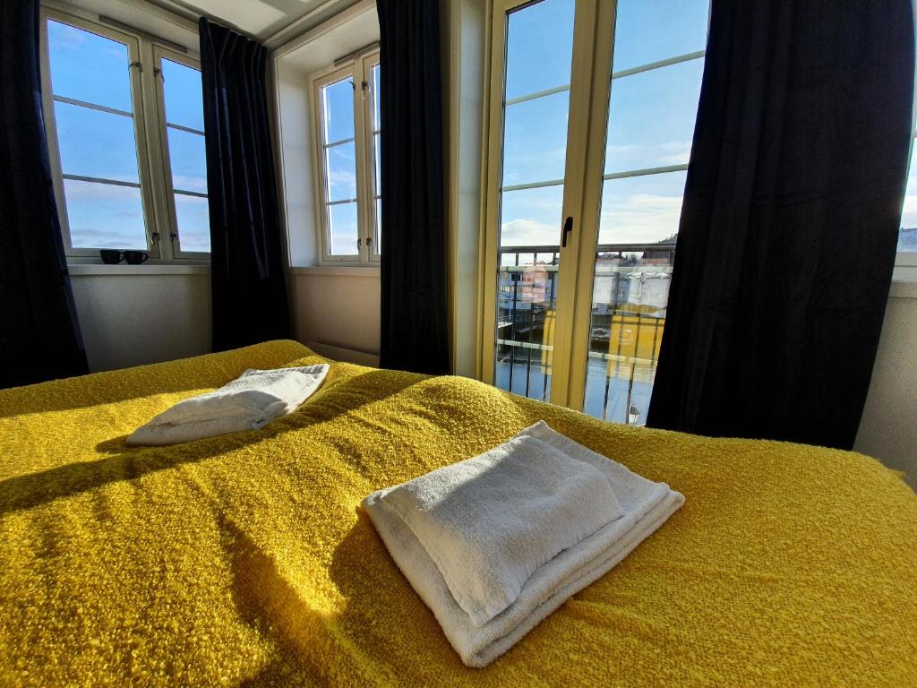 En eller flere senge i et værelse på Kragerø Hotell