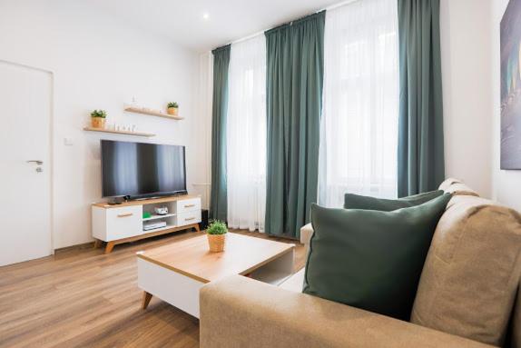 TV a/nebo společenská místnost v ubytování FAMILY Apartment OSTRAVA