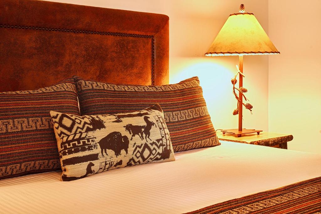 Postel nebo postele na pokoji v ubytování Parkway Inn of Jackson Hole