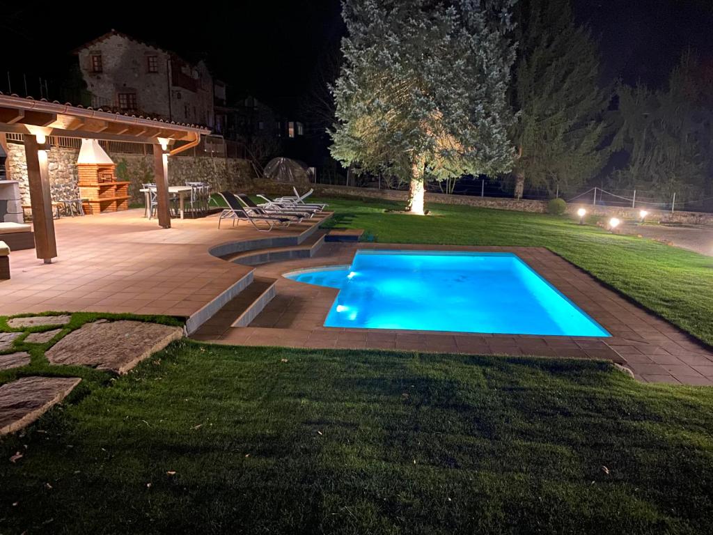 una piscina en un patio por la noche en El Niu de l’Àguila (Camprodon), en Camprodon