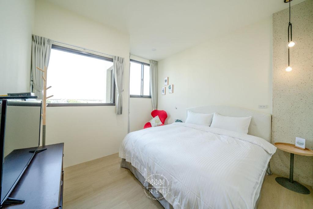 A bed or beds in a room at 宜蘭-讀好民宿 Read Nice House B&B 電梯民宿