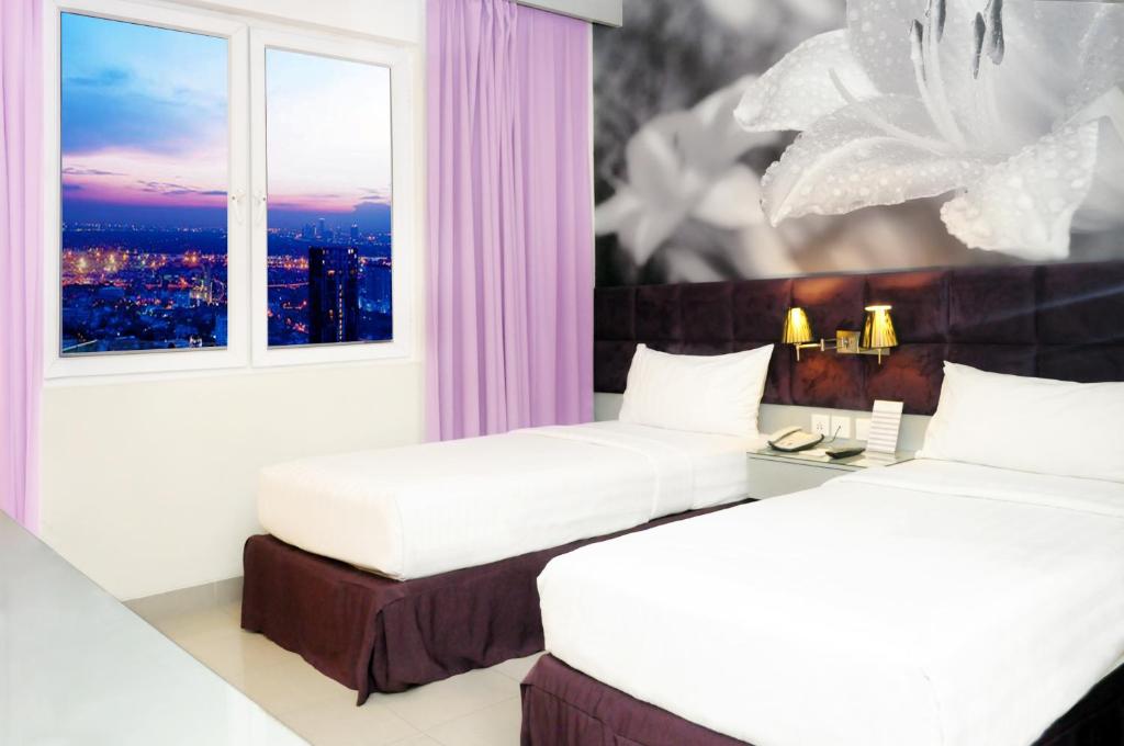 Postel nebo postele na pokoji v ubytování Royal Palm Hotel & Conference Center Cengkareng