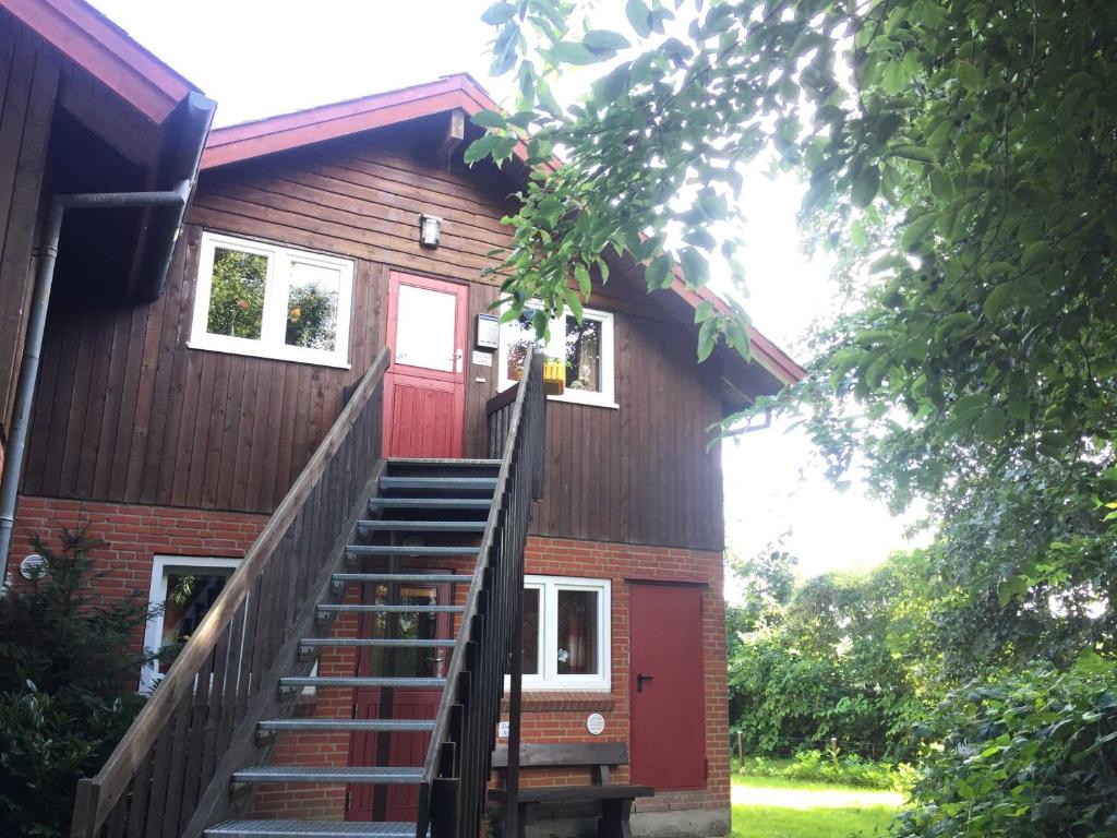グリュックスブルクにあるFerienwohnung Torgeの赤い扉のある家へと続く階段