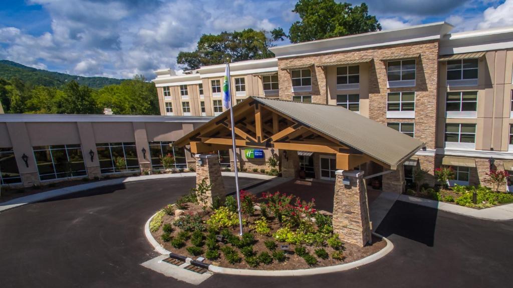 un bâtiment avec un auvent devant un bâtiment dans l'établissement Holiday Inn Express Gatlinburg Downtown, an IHG Hotel, à Gatlinburg