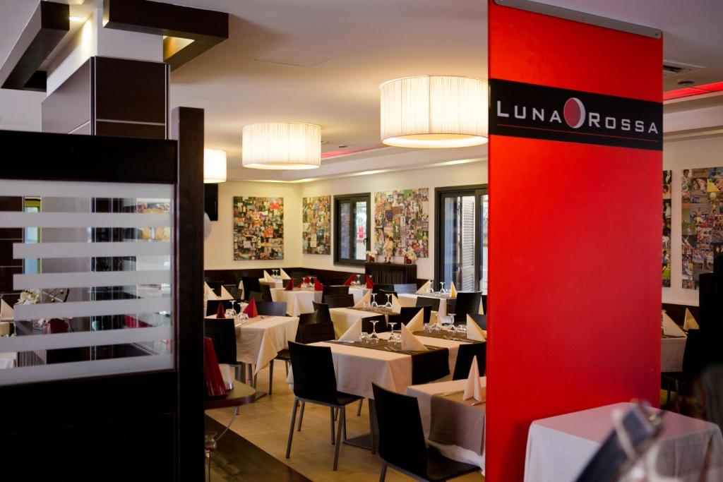 A restaurant or other place to eat at Rama Palace Hotel
