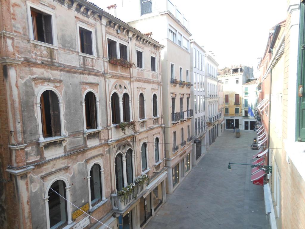 une allée vide dans une ville avec des bâtiments dans l'établissement Appartamenti A San Marco, à Venise